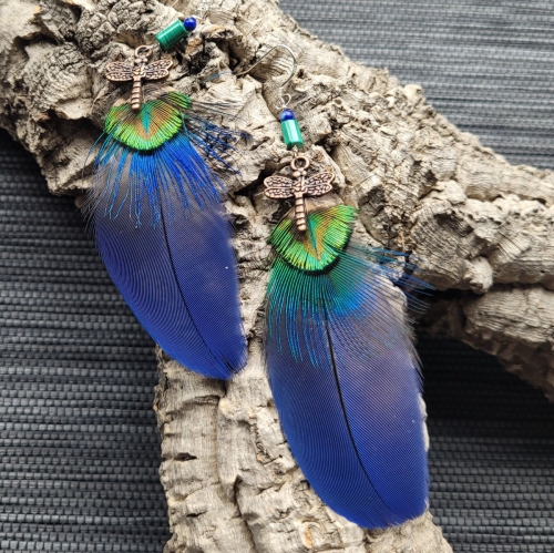 paire de petites boucles d'oreilles plumes bleu et vert