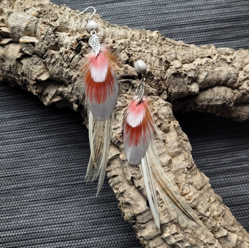 paire de boucles d'oreilles plume rose et gris